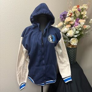 NWT NBA Dallas Mavericks Blue and Cream Hooded Zip-Up Jacket Hoodie. Size Large